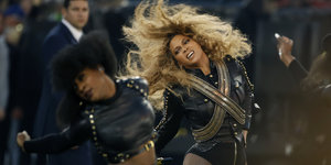 US-Superstar Beyoncé tanzt mit militäisch anmutender Kleidung
