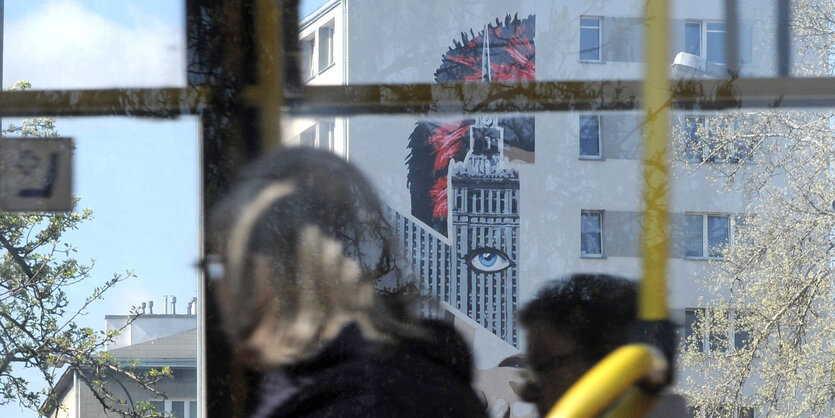 Ein David Bowie Wandbild an einem Hochhaus