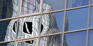 Das Logo der Deutschen Bank spiegelt sich in einer Fassade