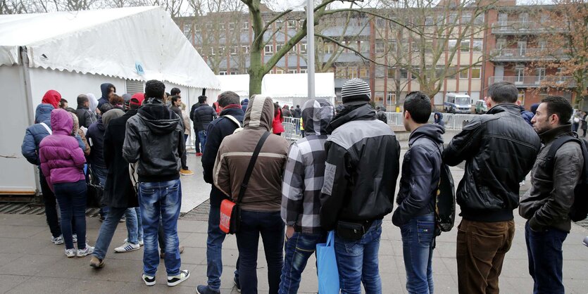 Geflüchtete stehen vor dem Lageso Schlange.