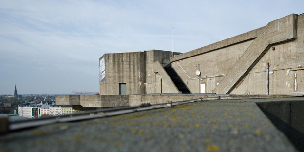 Blick über das Vordach des Flak-Bunkers an der Feldstraße.