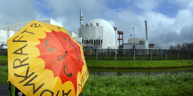 Жёлтый зонт на фоне АЭС