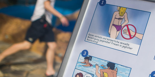 Eine Tafel mit Bildern zeigt Verhaltensregeln für Badegäste