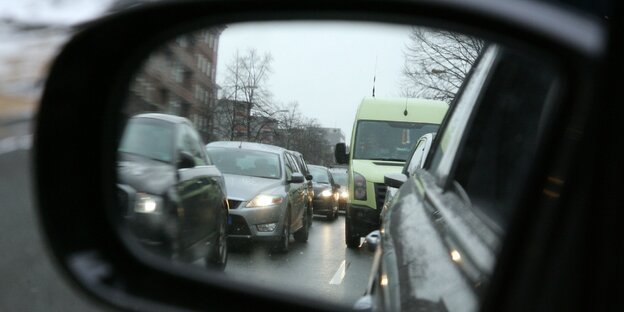Ein Blick in den Rückspiegel: Stau auf Berlins Straßen.