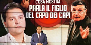Der Sohn des Bosses Riina steht vor einer Bildschirmwand, auf der zwei Männer und die Aufschrift „Cosa Nostra“ zu sehen sind