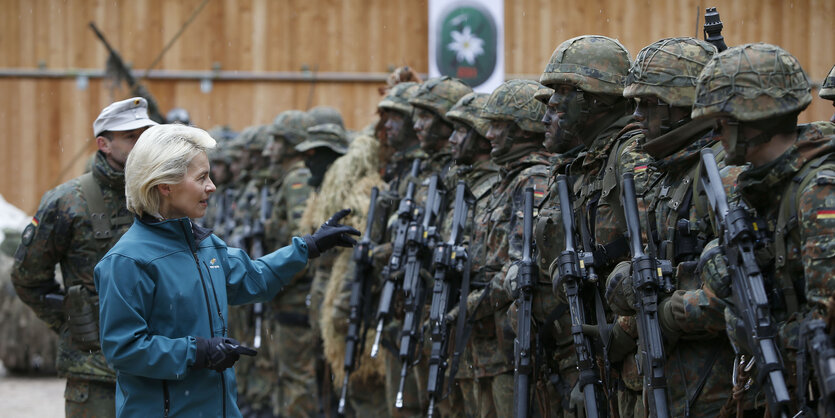 Ursula von der Leyen mit Soldaten