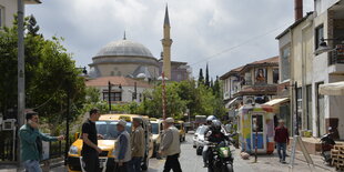 Straßenszene mit Moschee im Hintergrund