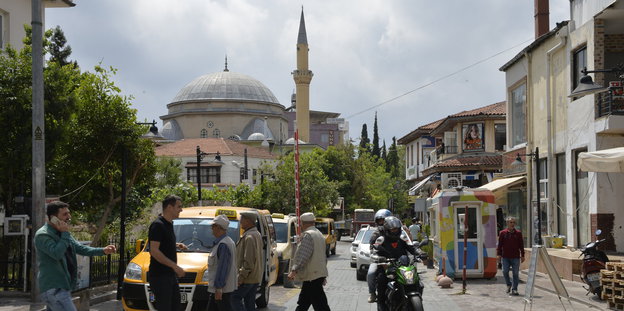 Straßenszene mit Moschee im Hintergrund