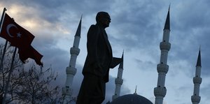 Eine Atatürk-Statue im Dämmerlicht