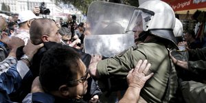 Griechische Hafenarbeiter kämpfen mit Polizisten