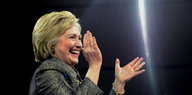 Hillary Clinton strahlt und klatscht