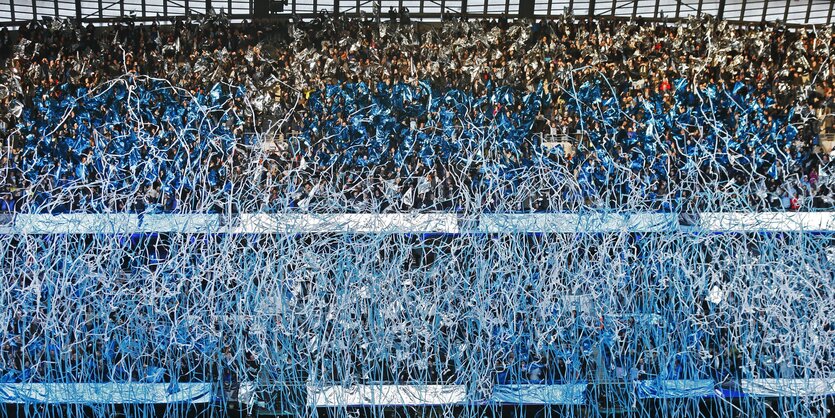 Fans mit hellblauem Choreografie-Material