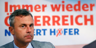 Hofer vor einem Plakat mit seinem Namen und dem Schriftzug "Immer wieder Österreich"