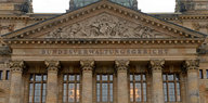 Neoklassizistische Fassade mit der Aufschrift „Bundesverwaltungsgericht“