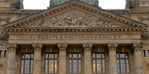 Neoklassizistische Fassade mit der Aufschrift „Bundesverwaltungsgericht“