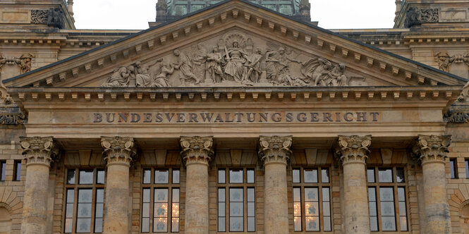 Neoklassizistische Fassade mit der Aufschrift „Bundesverwaltungsgericht“