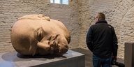 Ein übergroßer Lenin-Kopf liegt auf einem Ausstellungstisch