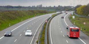 Autos fahren auf einer Fernstraße