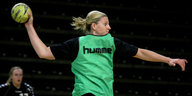 Christine Beier, grünes T-Shirt, wirft einen Handball
