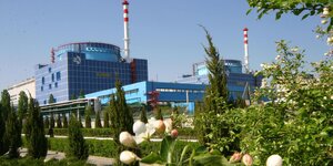 Atomkraftwerk mit einer Aufschrift in kyrillischen Buchstaben