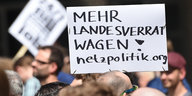 Auf einer Demo ein Schild mit der Aufschrift "Mehr Landesverrat wagen! netzpolitik.org"