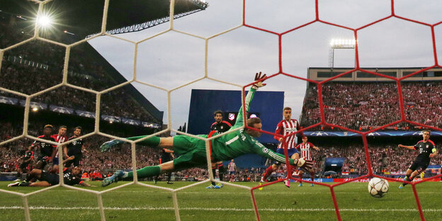 Saul Niguez erzielt das 1:0 für Atlético Madrid. Manuel Neuer springt dem Ball vergebens hinterher