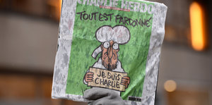 Plakat mit Titelseite der Zeitschrift „Charlie Hebdo“