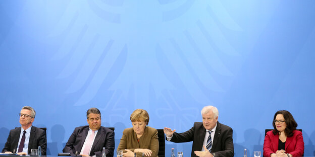 Von links sitzen: De Maiziere, Gabriel, Merkel, Seehofer und Andrea Nahles bei einer PK der großen Koalition