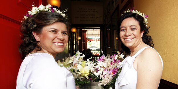 Zwei Frauen in Brautkleidern