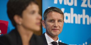 Porträt Björn Höcke, Frauke Petry unscharf im Vordergrund