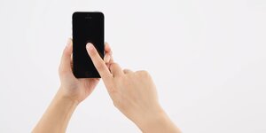 Finger zeigen auf ein Smartphone, wenn Pushnachrichten erscheinen