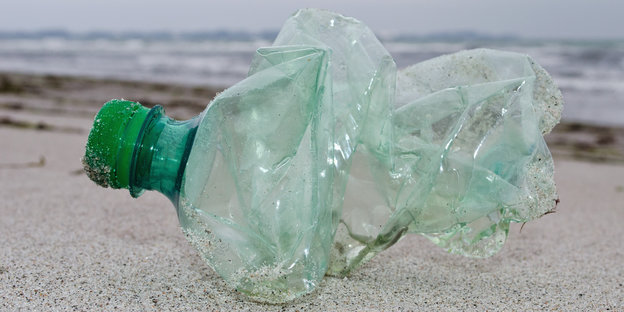 Eine zerdrückte Plastikflasche