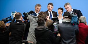 Die AfD-Spitze posiert vor Journalisten