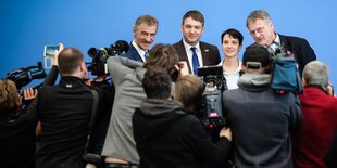 Die AfD-Spitze posiert vor Journalisten