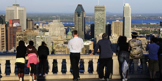 Touristen schauen vom Mont Royal auf die Innenstadt von Montreal