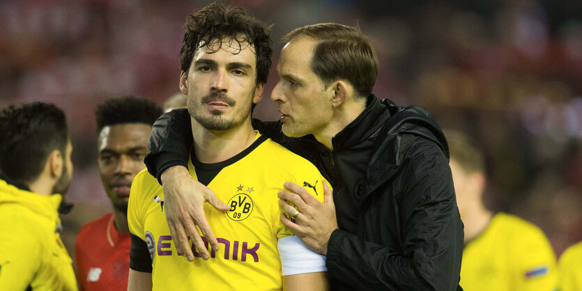 Trainer Thomas Tuchel umarmt Mats Hummels