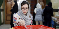 Frau in einem Wahllokal nahe Teheran