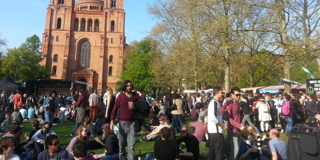 Menschen auf einer Wiese Menschen auf einer Wiese