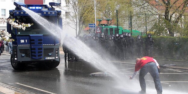 ein Wasserwerfer geht gegen einen Mann vor ein Wasserwerfer geht gegen einen Mann vor