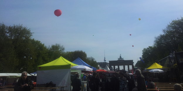 blauer Himmel, Stände vor dem Brandenburger Tor blauer Himmel, Stände vor dem Brandenburger Tor