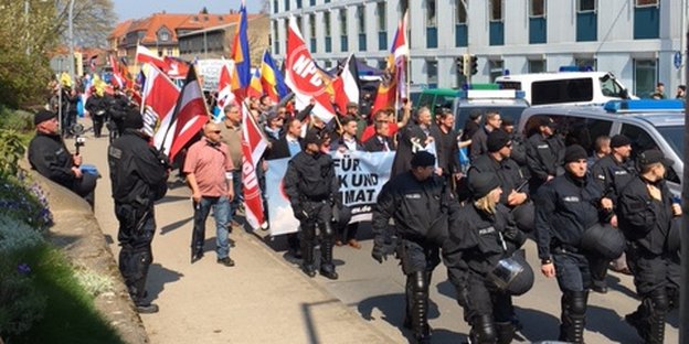 Demonstranten und Polizeikräfte Demonstranten und Polizeikräfte