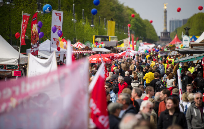 DemonstrantInnen, im Hintergrund die Siegelsäule in Berlin