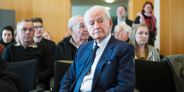 Auschwitz-Überlebender Leon Schwarzbaum guckt skeptisch Auschwitz-Überlebender Leon Schwarzbaum guckt skeptisch