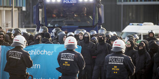 Polizei steht Demonstranten gegenüber