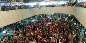 Eine große Menschenmenge im Foyer eines Gebäudes