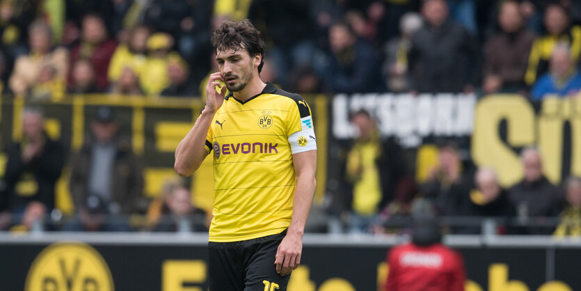 Mats Hummels vor Stadionkulisse