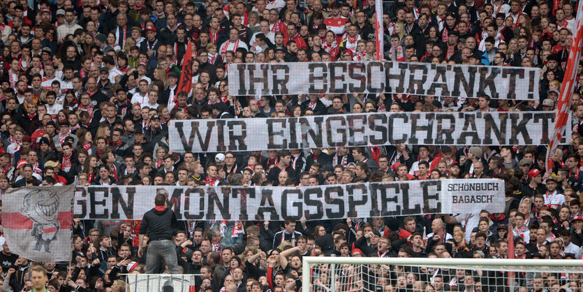 Menschen mit Transparenten im Stadion