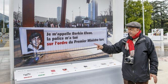 Der Fotograf vor einem Plakat von Berkin Elvan.