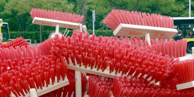 Mehrere rote Besen Mehrere rote Besen