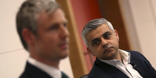 Labour-Politiker Sadiq Khan schaut zu seinem konservativen Konkurrenten Zac Goldsmith